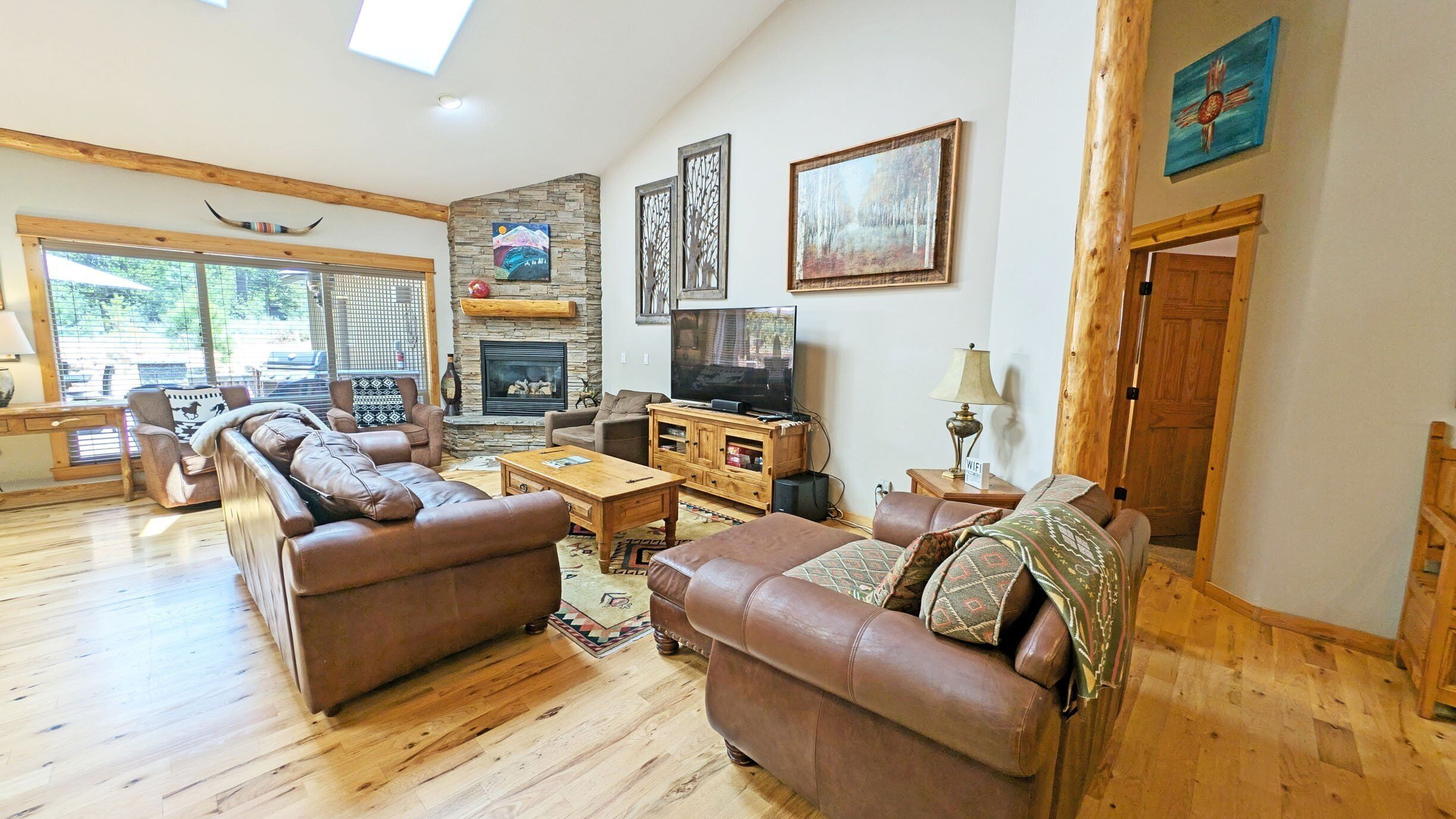House, 5 Bedrooms | Living area | Smart TV