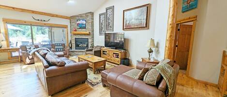 House, 5 Bedrooms | Living area | Smart TV
