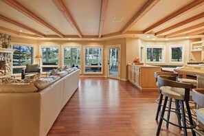 Interior - Winners Circle 30 5 Bedroom Home (Bend)