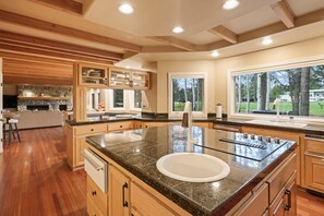 House, 5 Bedrooms | Private kitchen - Winners Circle 30 5 Bedroom Home (Bend)