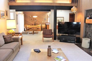 House, 2 Bedrooms | Living area - Meadow House 58 2 Bedroom Home (Bend)