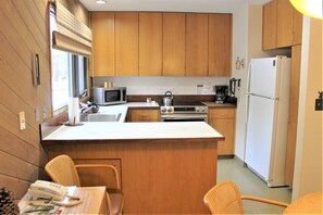 Private kitchen - Meadow House 58 2 Bedroom Home (Bend)