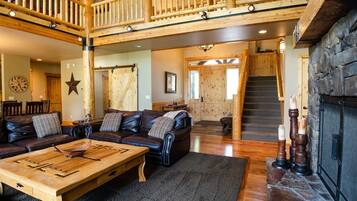 House, 5 Bedrooms | Living area