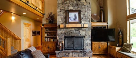 House, 5 Bedrooms | Living area