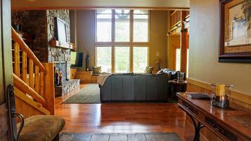 House, 5 Bedrooms | Living area