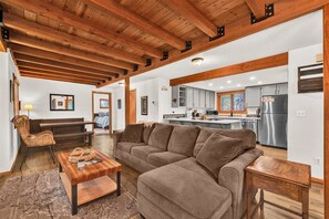 House, 3 Bedrooms | Living area - Otter 8 3 Bedroom Home (Bend)