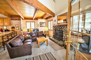 Living area - Mt Adams 6 2 Bedroom Home (Bend)