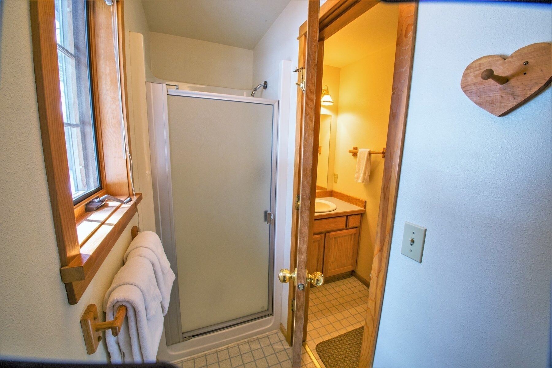 Ein Badezimmer mit Dusche, Toilette und Waschbecken.