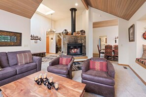 Maison, 4 chambres | Coin séjour | TV connectée