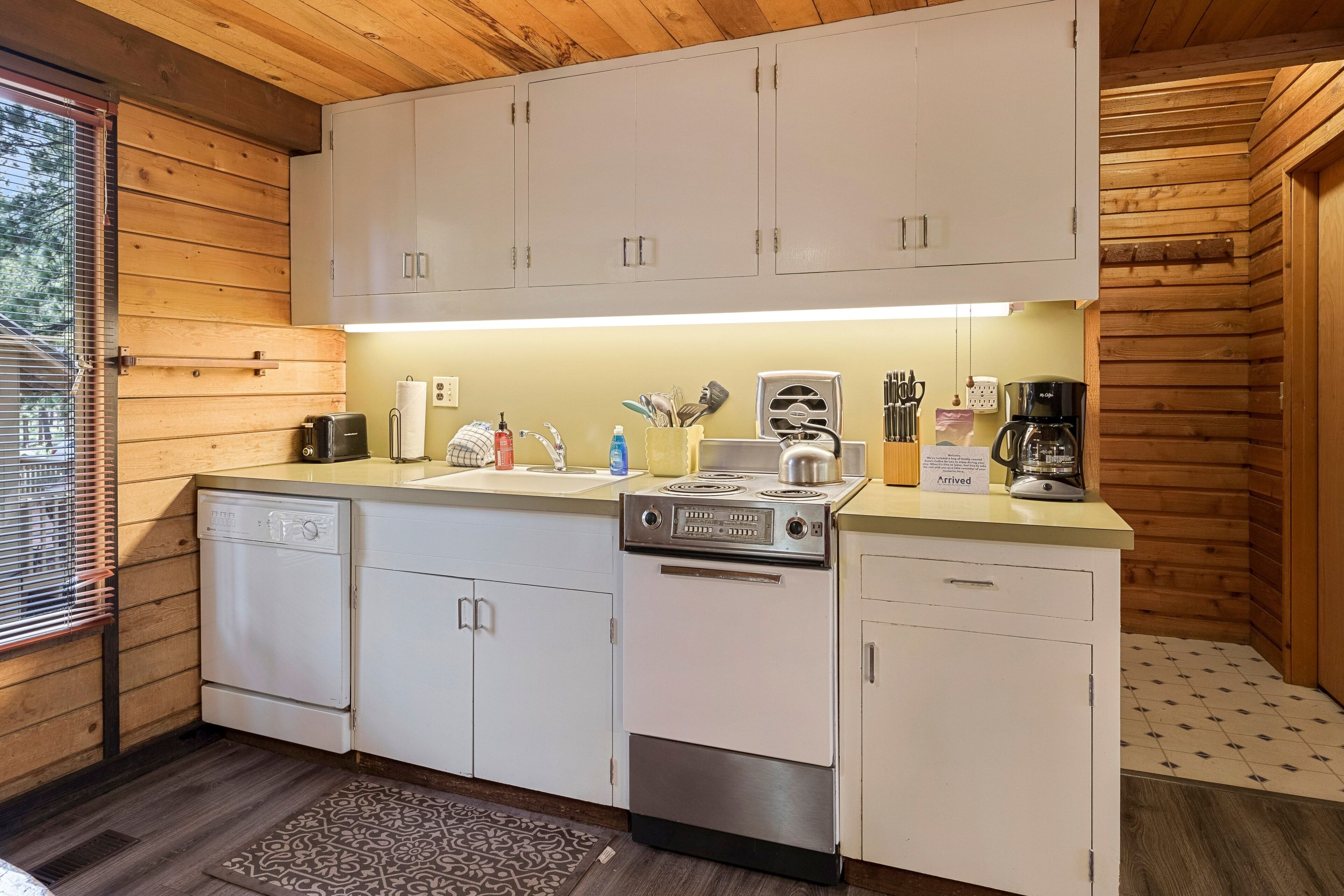 Cabin, 1 Bedroom | Dapur peribadi | Peti sejuk, ketuhar, pembancuh kopi/teh, pembakar roti 