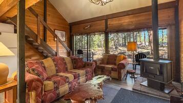 Cabin, 1 Bedroom | Living area