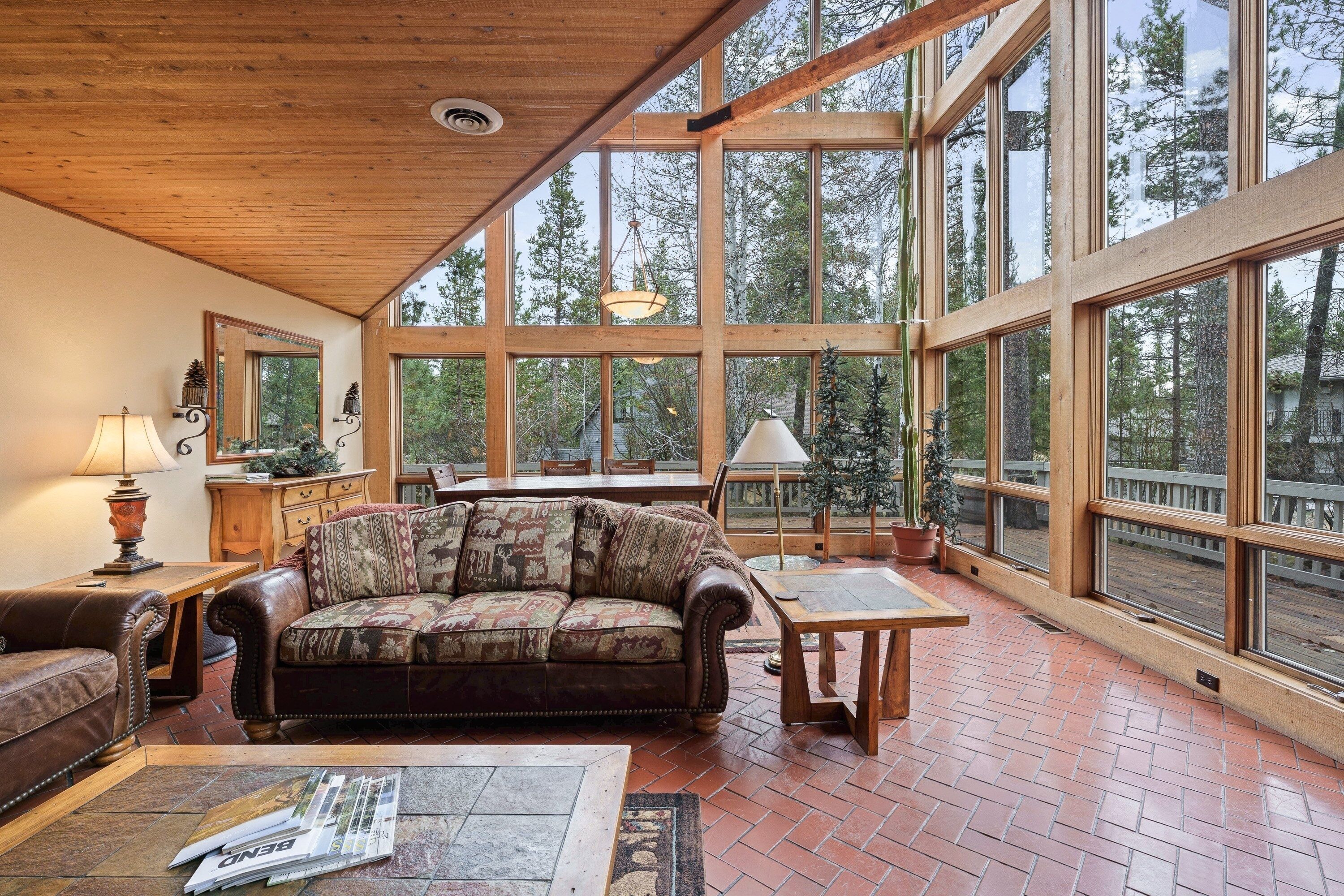 House, 5 Bedrooms | Living area