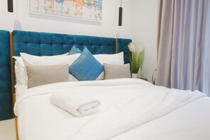 Een strijkplank/strijkijzer, wifi, beddengoed