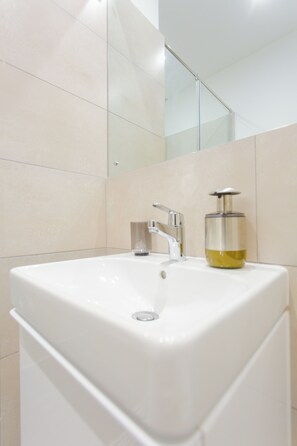 Shower, eco-friendly toiletries, towels, soap - Comfy One-Bedroom Apartment at Clifton Place (Accra)