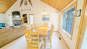 House, 3 Bedrooms | Dining - Snowshoe Inn-pyramid Mtn 7 3 Bedroom Home (Bend)