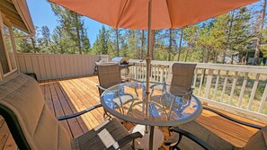 House, 3 Bedrooms | Outdoor dining - Snowshoe Inn-pyramid Mtn 7 3 Bedroom Home (Bend)