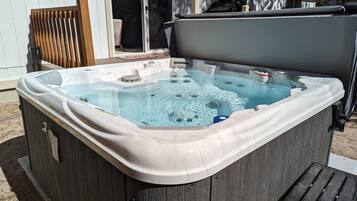 House, 3 Bedrooms | Outdoor spa tub