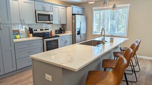 House, 3 Bedrooms | Private kitchen | Fridge, oven, coffee/tea maker, toaster - 55962 Wood Duck Dr 3 Bedroom Home (Bend)