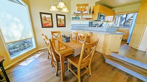 Condo, 2 Bedrooms | Tempat makan