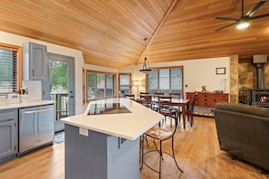 House, 3 Bedrooms | Private kitchen | Fridge, oven, coffee/tea maker - Tan Oak 2 3 Bedroom Home (Bend)