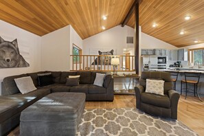 House, 3 Bedrooms | Living area - Tan Oak 2 3 Bedroom Home (Bend)