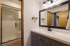 Bathroom - Tan Oak 2 3 Bedroom Home (Bend)