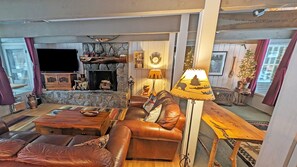 House, 6 Bedrooms | Living area