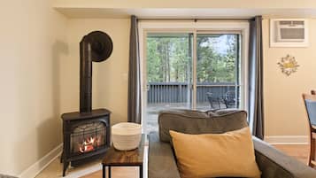 Condo, 2 Bedrooms | Living area