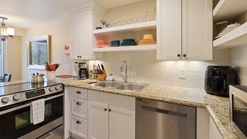 Condo, 2 Bedrooms | Private kitchen | Fridge, oven, coffee/tea maker, toaster