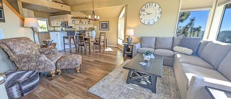 Condo, 2 Bedrooms | Living area