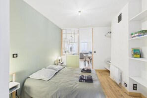 Desk, iron/ironing board, travel cot, free WiFi - Cosy apartment in the center of town - Philotée 2 (Clermont-Ferrand)