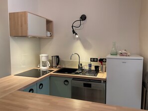 Fridge, microwave, oven, stovetop - Cosy apartment in the center of town - Philotée 2 (Clermont-Ferrand)