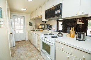 House, 3 Bedrooms | Private kitchen - Landrise 7 3 Bedroom Home (Bend)