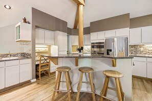 Casa, 4 habitaciones | Cocina privada | Refrigerador, horno, cafetera y tetera y tostadora 