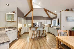 Casa, 4 habitaciones | Cocina privada | Refrigerador, horno, cafetera y tetera y tostadora 