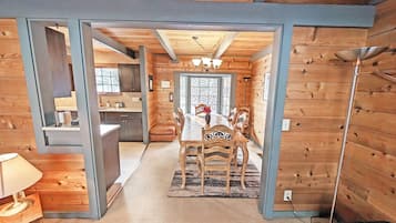 House, 2 Bedrooms | Tempat makan