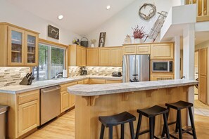 House, 5 Bedrooms | Private kitchen - Cultus 15 5 Bedroom Home (Bend)