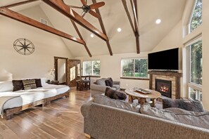 Smart TV - Augusta 3 5 Bedroom Home (Bend)