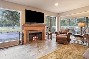 House, 5 Bedrooms | Living area | Smart TV - Augusta 3 5 Bedroom Home (Bend)