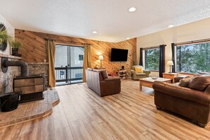 House, 5 Bedrooms | Living area - Yellow Pine 10 5 Bedroom Home (Bend)