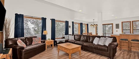 House, 5 Bedrooms | Living area