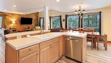 House, 5 Bedrooms | Interior