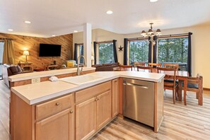 House, 5 Bedrooms | Interior - Yellow Pine 10 5 Bedroom Home (Bend)