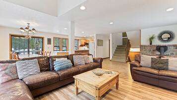 House, 5 Bedrooms | Living area