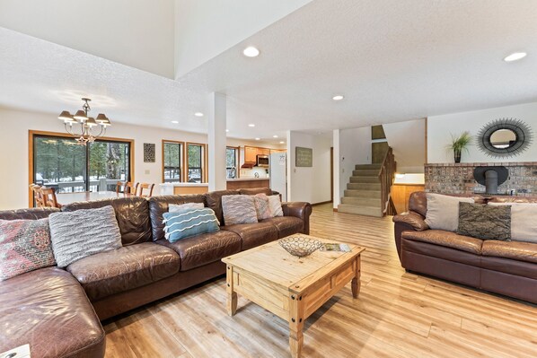 House, 5 Bedrooms | Living area - Yellow Pine 10 5 Bedroom Home (Bend)