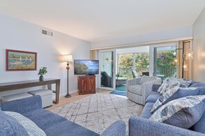 Smart TV - Sunset on Third – top floor 2BR/2BA Condo Steps from the Gulf & 5th Ave (Naples)