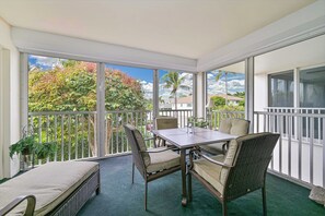 Dining - Sunset on Third – top floor 2BR/2BA Condo Steps from the Gulf & 5th Ave (Naples)