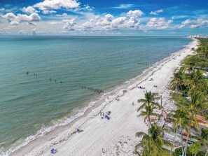 Beach nearby - Sunset on Third – top floor 2BR/2BA Condo Steps from the Gulf & 5th Ave (Naples)