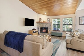 Casa, 3 quartos | Área de estar | Smart TV