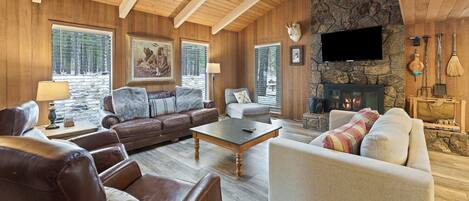 House, 4 Bedrooms | Living area | Smart TV